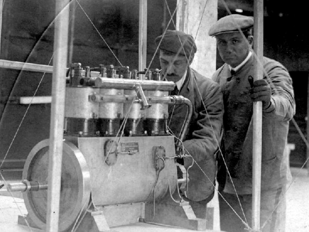 1908-Installing-Wright-Motor-Pau-France.
