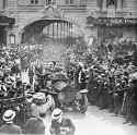 1909 Bleriot salutes crowd Dover station.jpg (168056 bytes)