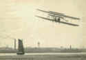 1909 HF Flyer banks over river.jpg (65332 bytes)